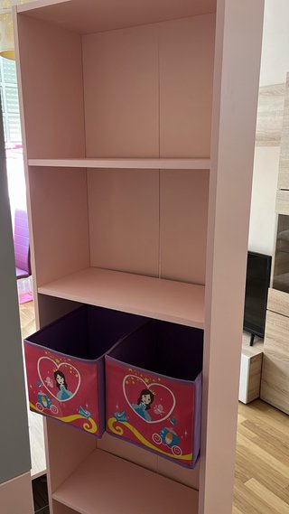 Estantería infantil rosa con cubos