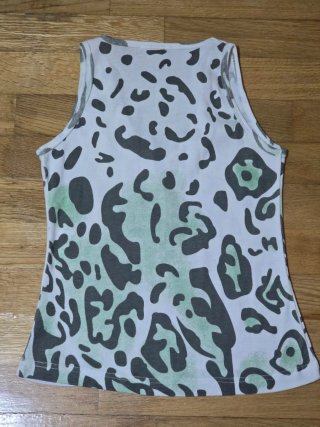 Lote 3 prendas: dos vaqueros y una camiseta. 2,20