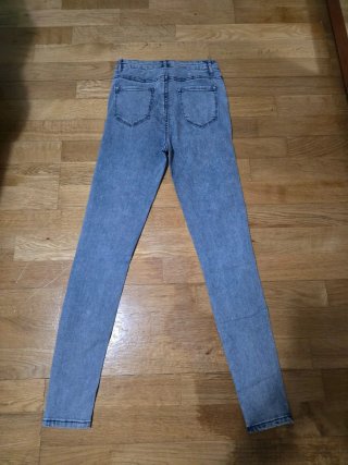 Lote 3 prendas: dos vaqueros y una camiseta. 2,20