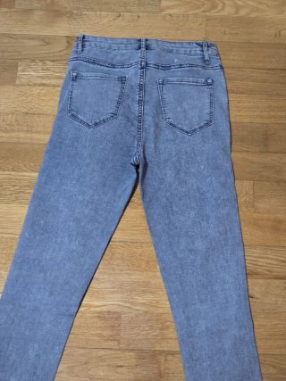 Lote 3 prendas: dos vaqueros y una camiseta. 2,20