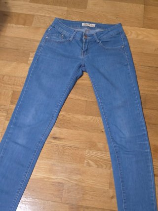 Lote 3 prendas: dos vaqueros y una camiseta. 2,20