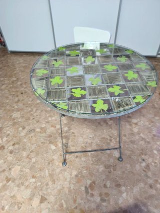 Mesa redonda de hierro y cristal