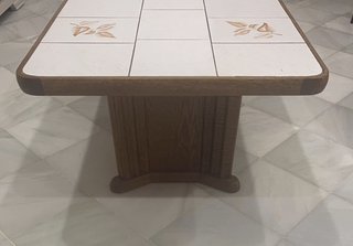 Mesa antigua de madera y cerámica
