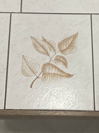 Mesa antigua de madera y cerámica