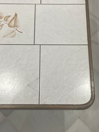 Mesa antigua de madera y cerámica