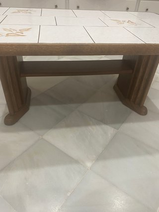 Mesa antigua de madera y cerámica