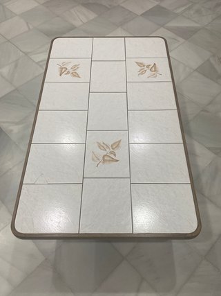 Mesa antigua de madera y cerámica
