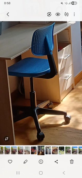 Silla de escritorio azul y negra