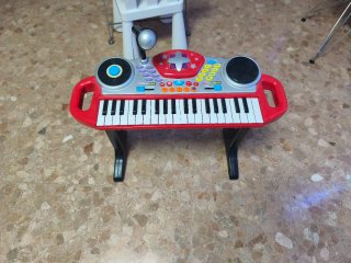 Piano infantil con micrófono