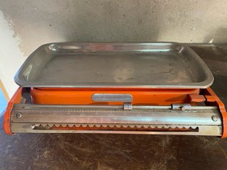 Báscula de cocina antigua naranja