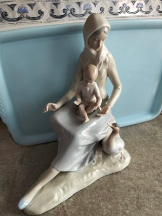 Figura porcelana madre e hijo con pato.NO envio
