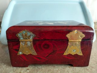 Joyero antiguo con incrustaciones de nácarNO envio