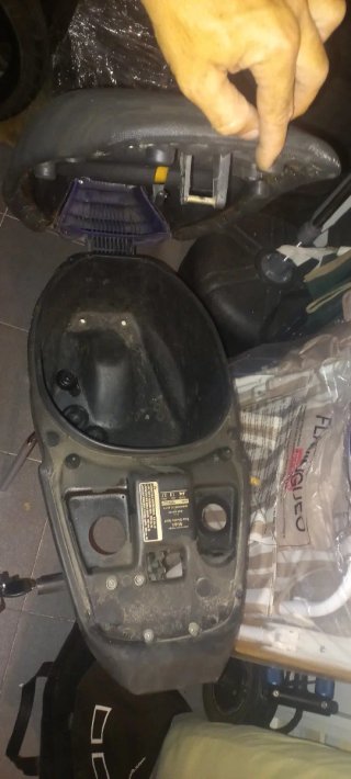 Cofre y asiento Aprilia SR 1ª serie