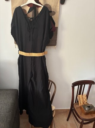 Mono negro con cinturón de rafia