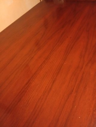 Estupenda mesa de madera maciza y regalos las cuat
