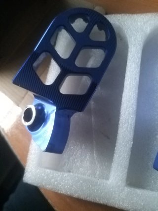 Estriberas Reposapiés moto aluminio azul