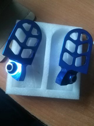 Estriberas Reposapiés moto aluminio azul