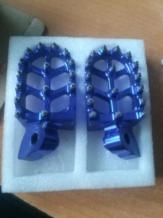 Estriberas Reposapiés moto aluminio azul