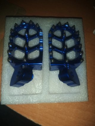 Estriberas Reposapiés moto aluminio azul