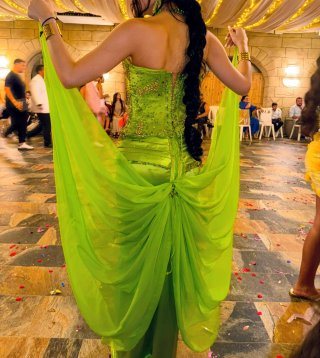 Vestido verde con corset de pedrería