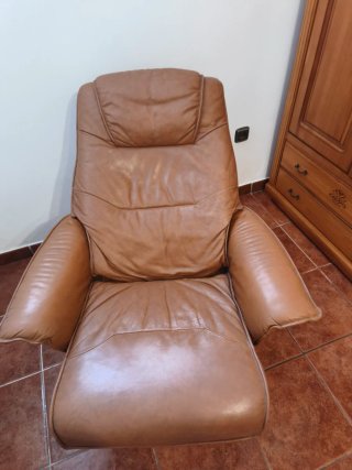 Sillón de cuero marrón giratorio y reclinable