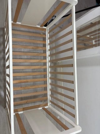 Cuna de bebé blanca y color madera sin usar