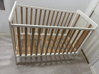 Cuna de bebé blanca y color madera sin usar