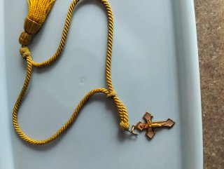 Crucifijo dorado con cordón y borla.NO envio