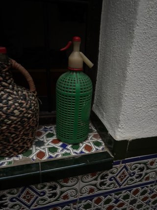 Sifón de soda verde, tengo rojos azules tramparen
