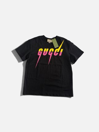 Camiseta Negra Rayo Rosa y Amarillo