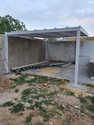 Porche hierro y panel sándwich