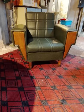 Pareja de sofás antiguos de cuero y madera.
