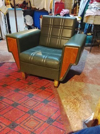 Pareja de sofás antiguos de cuero y madera.