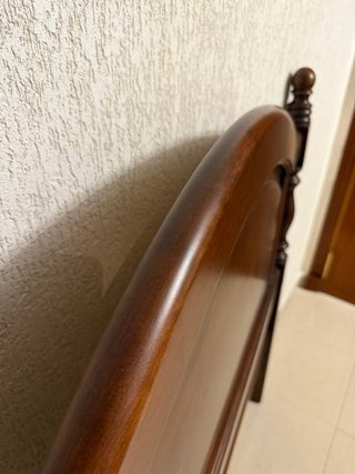Cabecera de cama de madera oscura