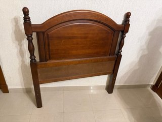Cabecera de cama de madera oscura