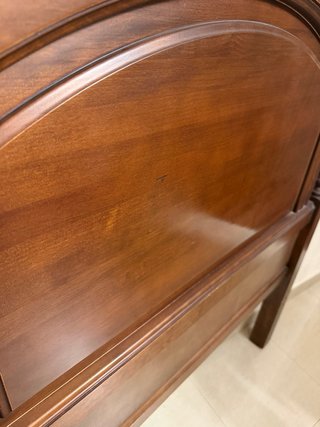 Cabecera de cama de madera oscura