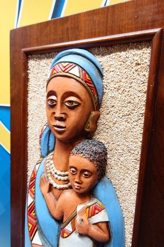 Cuadro afro brasileño virgen María sosteniendo el niño Jesús