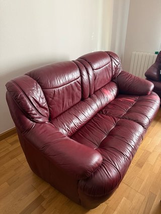 Conjunto de sofás de piel granate de 3 y 2 plazas