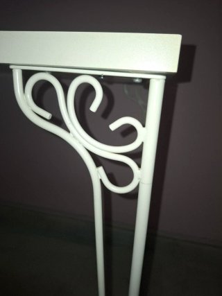 Mesa blanca patas metálicas y madera.