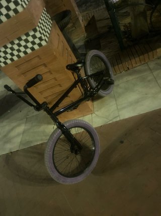 BMX como nueva con cubiertas moradas