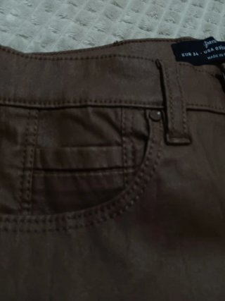 Pantalón marrón Stradivarius