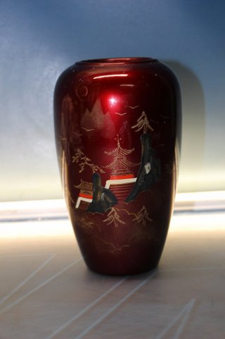 Bonito jarrón porcelana china esmaltada y pintado a mano. Años 60,