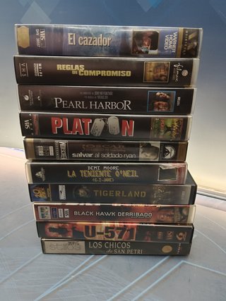 10 cintas VHS, 6 películas bélicas