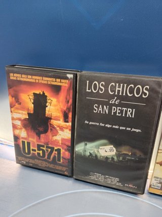 10 cintas VHS, 6 películas bélicas