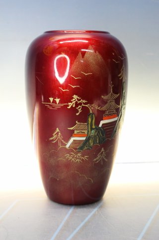 Jarrón de porcelana china pintado a mano.