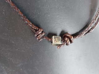 La Estrella Compostelana. Pulsera o collar de cuero y metal.