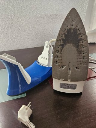 Plancha de vapor Keenox azul y blanca