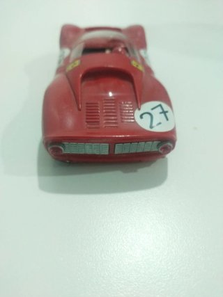 Coche de juguete rojo Ferrari 27
