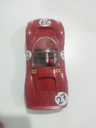 Coche de juguete rojo Ferrari 27