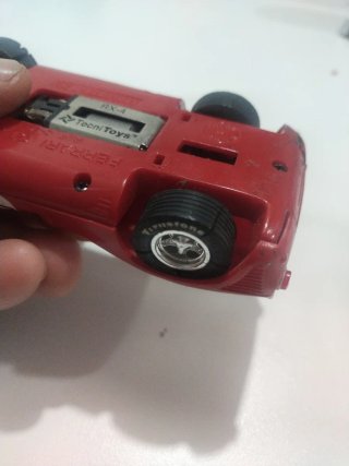 Coche de juguete rojo Ferrari 27